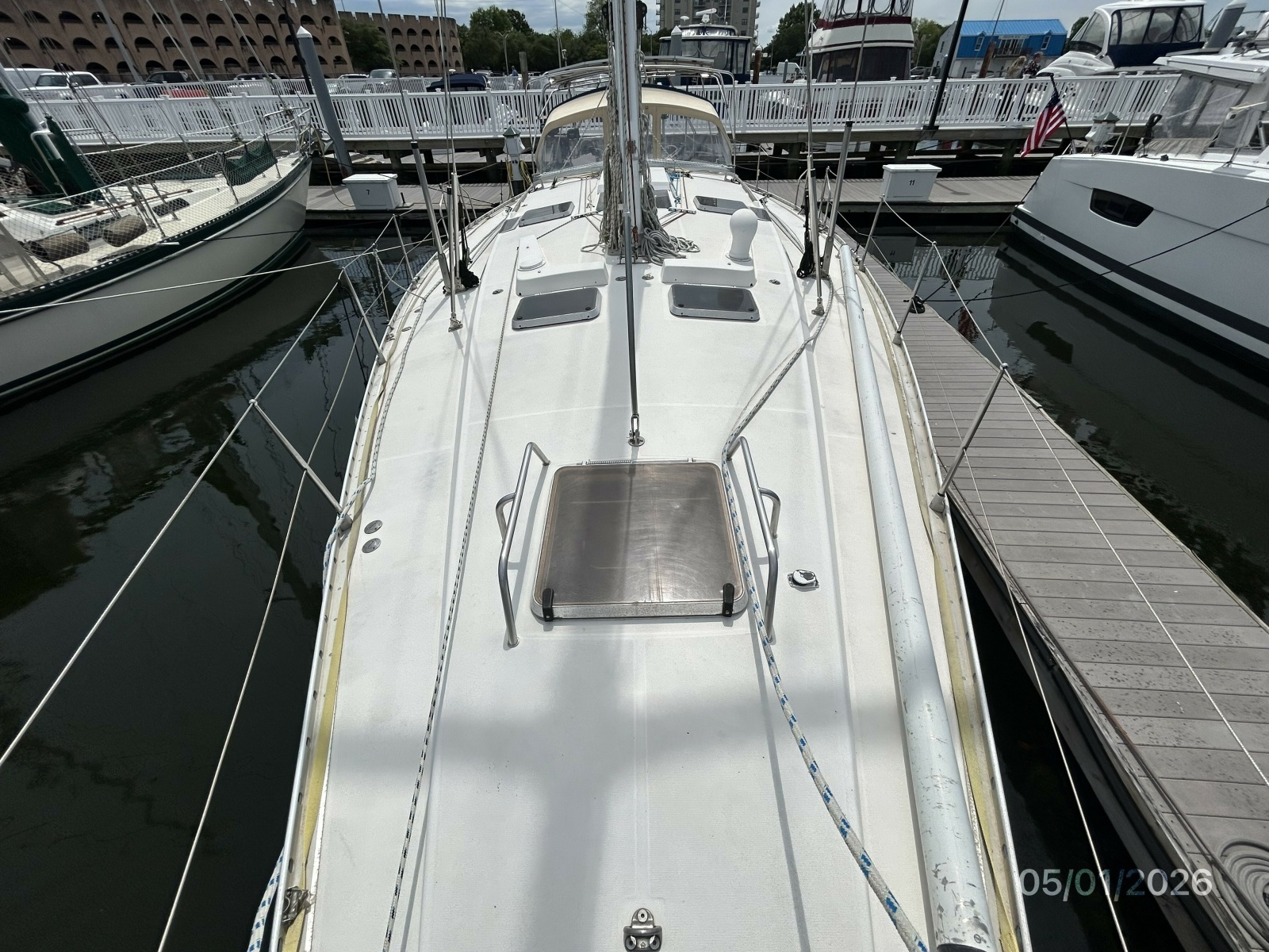50' Beneteau foredeck aft
