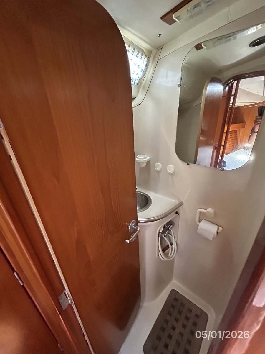 50' Beneteau starboard forward stateroom head