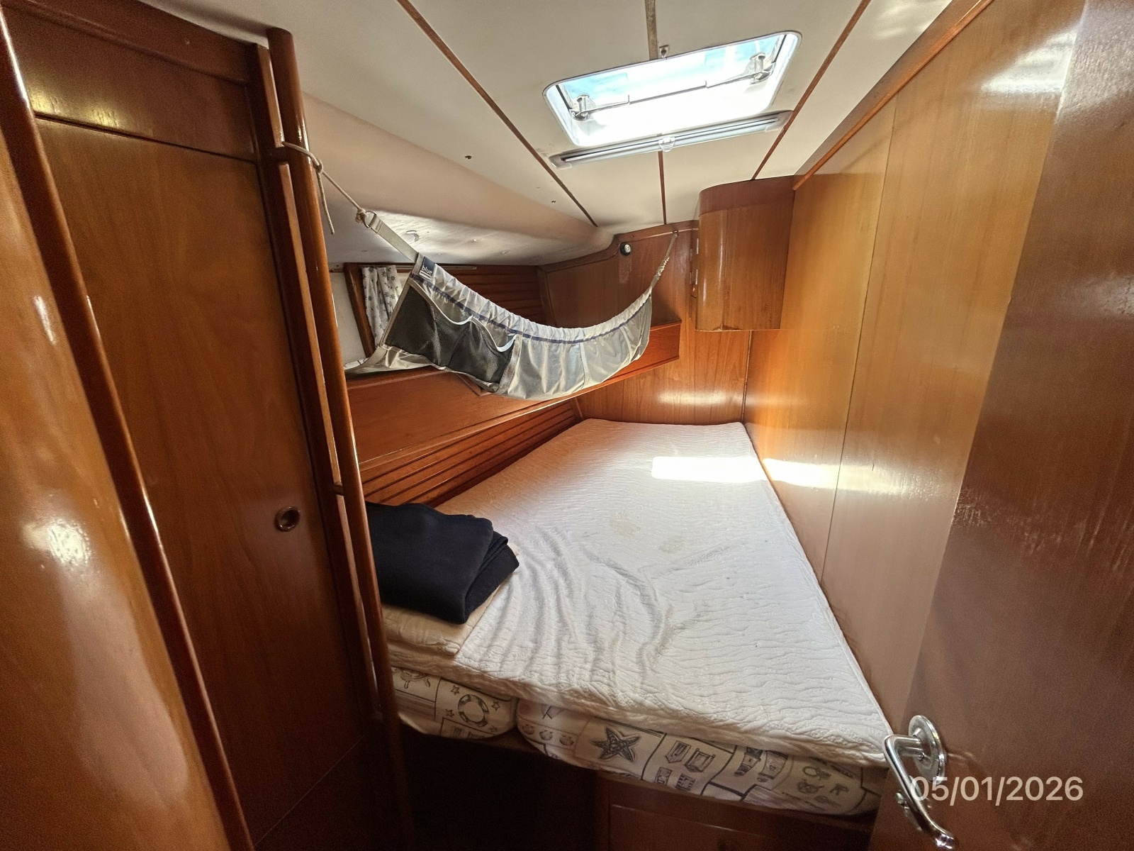 50' Beneteau port forward stateroom