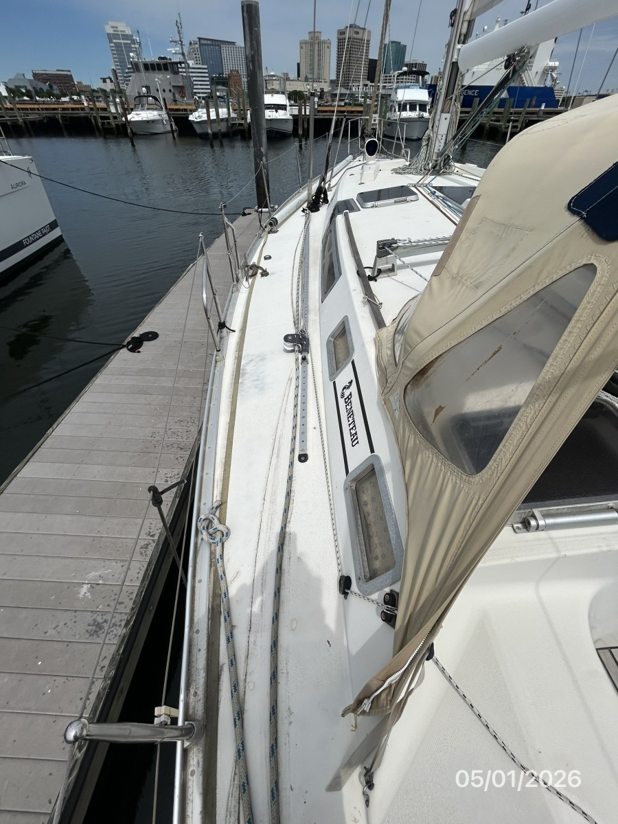 50' Beneteau port side deck