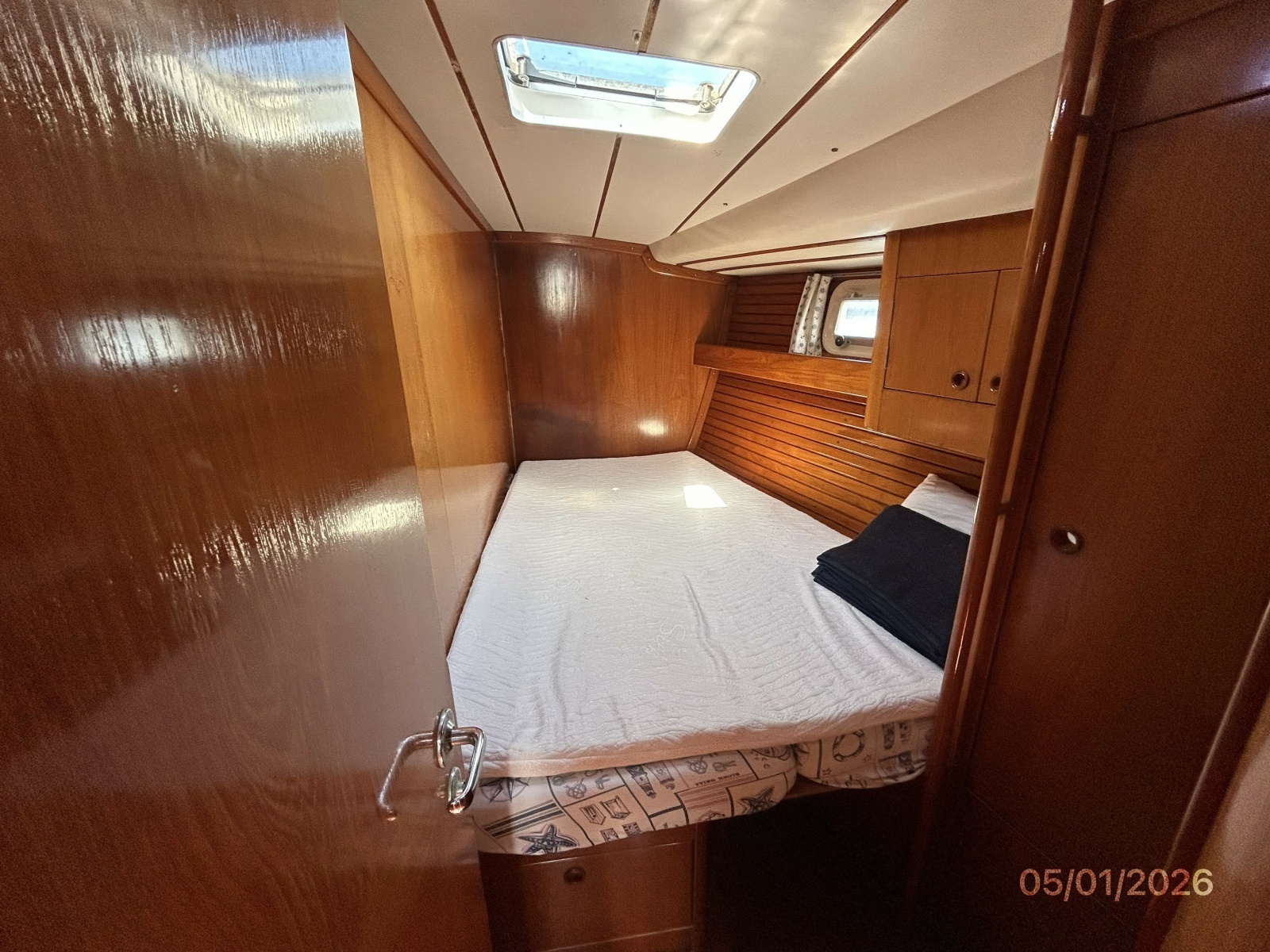 50' Beneteau starboard forward stateroom
