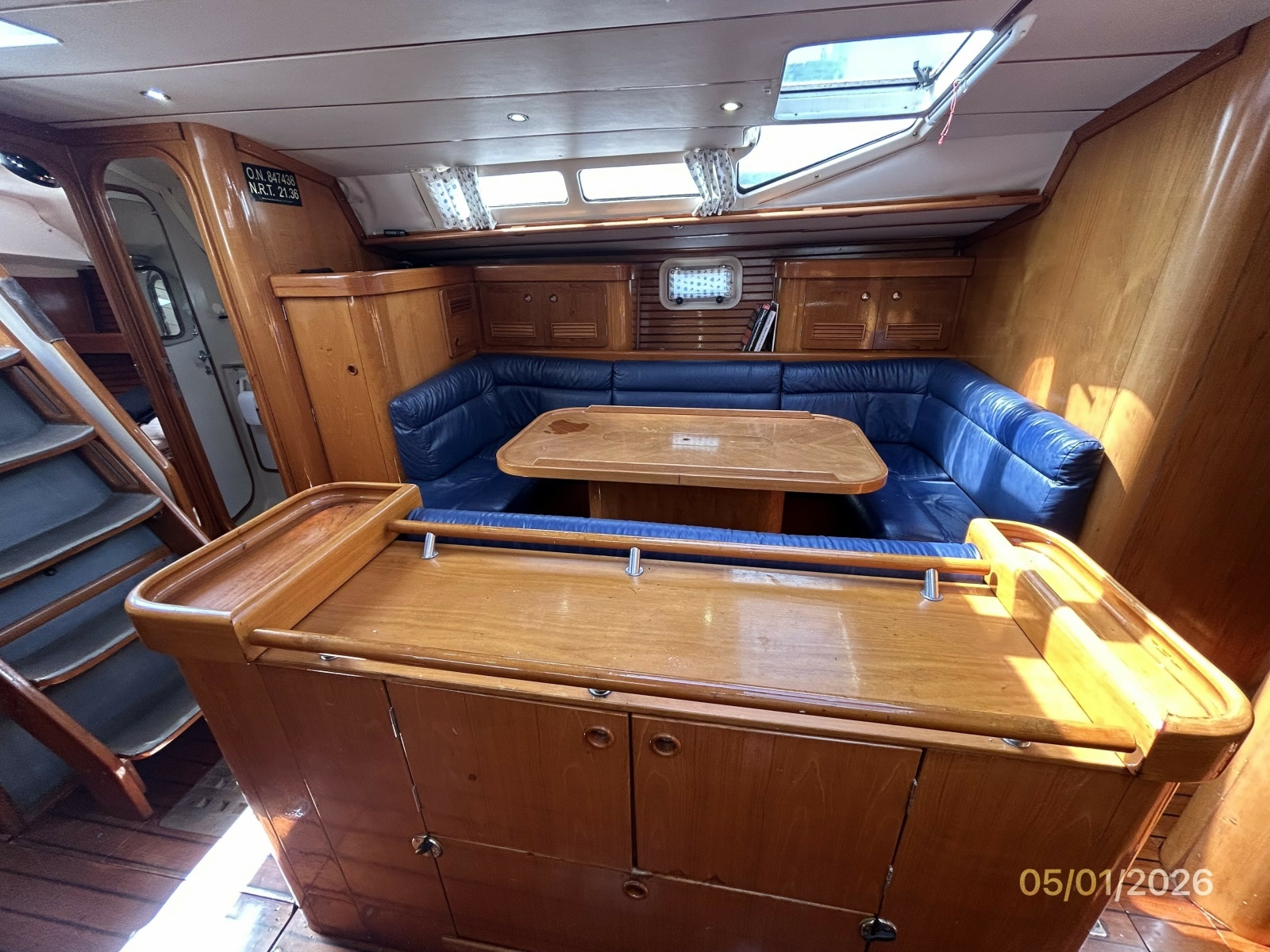 50' Beneteau salon port