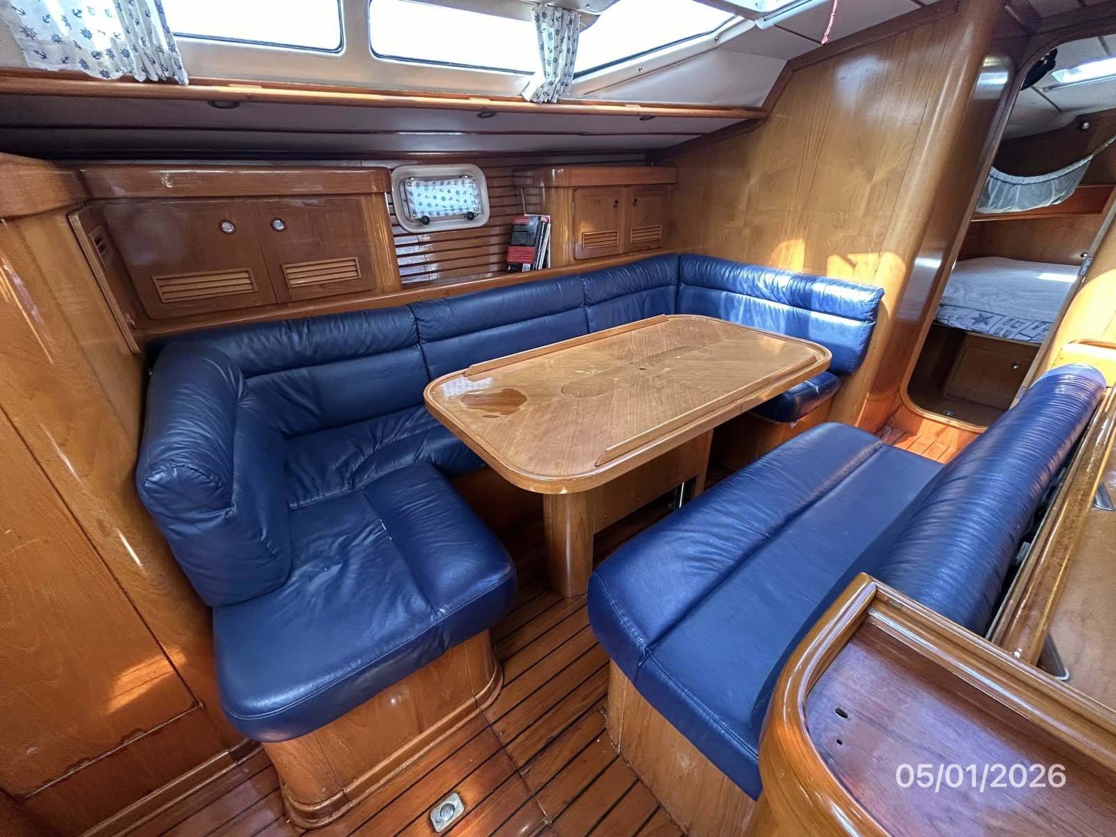 50' Beneteau saloon port seating