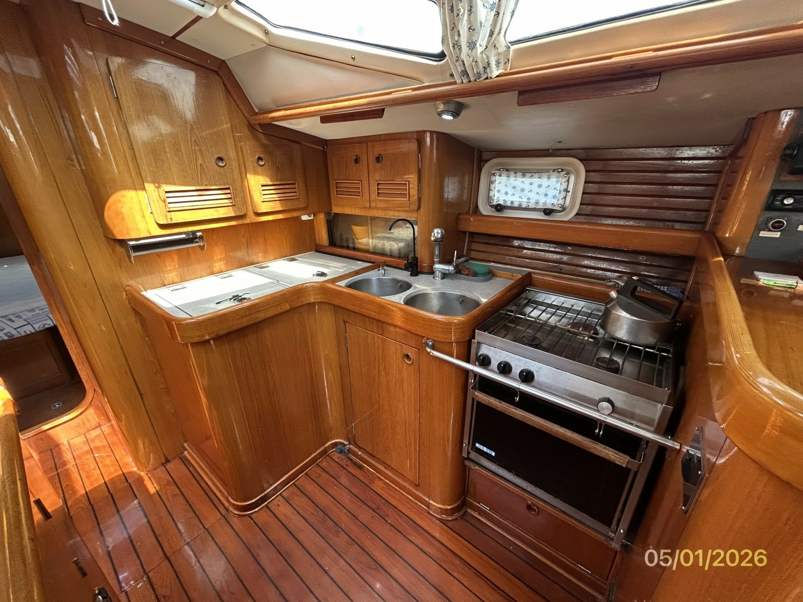 50' Beneteau galley1