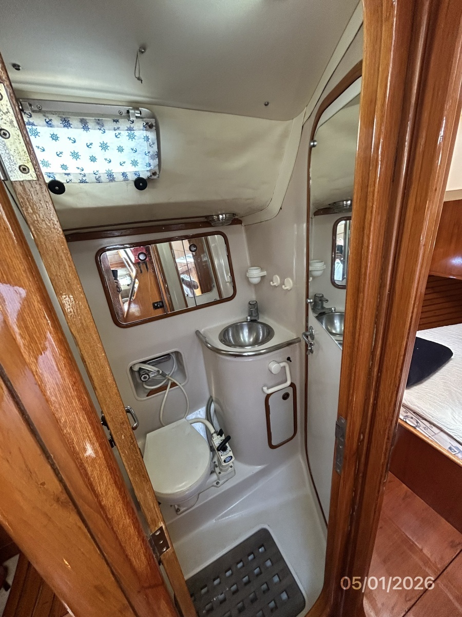 50' Beneteau starboard aft stateroom head