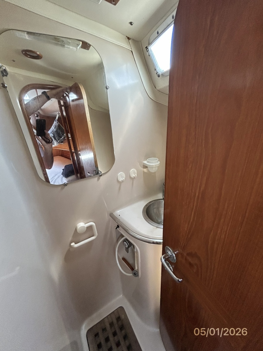 50' Beneteau port forward stateroom head