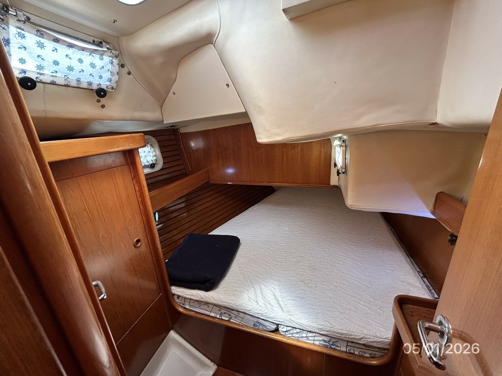 50' Beneteau starboard aft stateroom