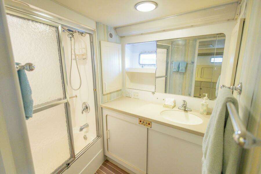 70ft Hatteras Yacht For Sale