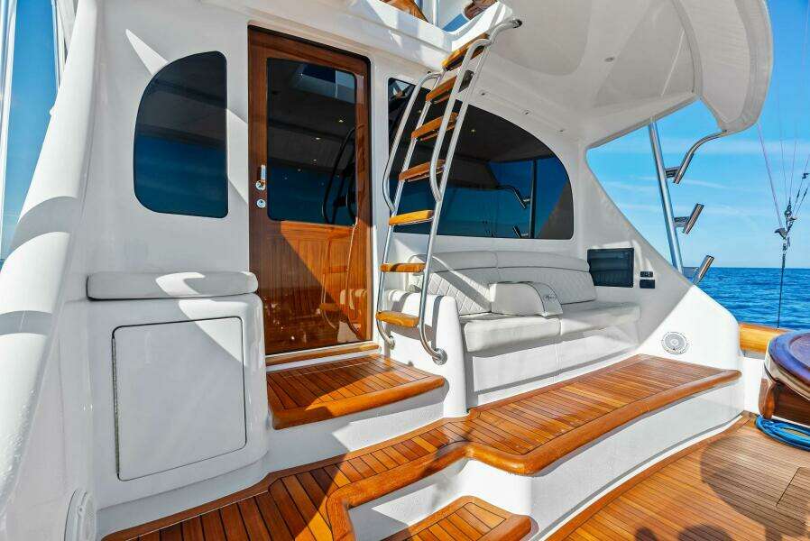 2023 Viking 64 Convertible- SIN PELO- Cockpit