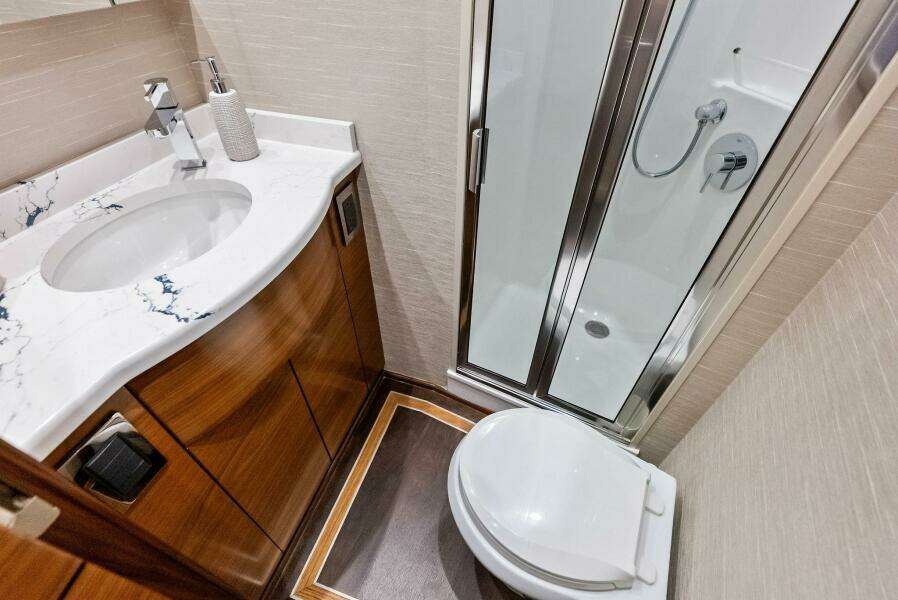 2023 Viking 64 Convertible- SIN PELO-Forward Stateroom Head