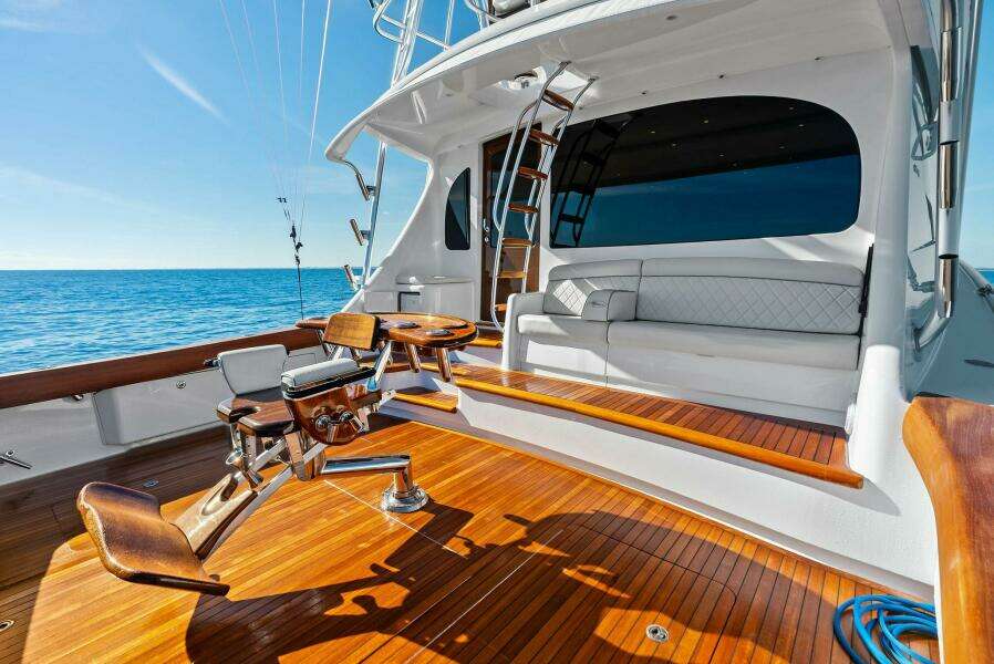 2023 Viking 64 Convertible- SIN PELO- Cockpit