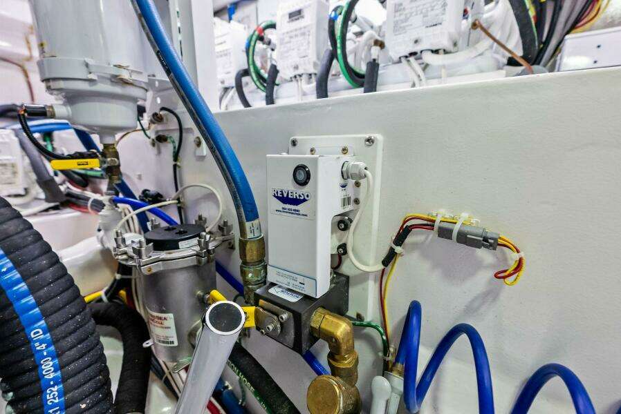 2023 Viking 64 Convertible- SIN PELO- Engine Room