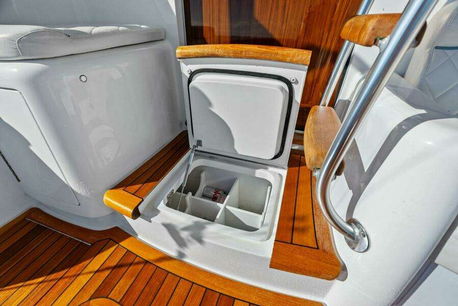 2023 Viking 64 Convertible- SIN PELO- Cockpit