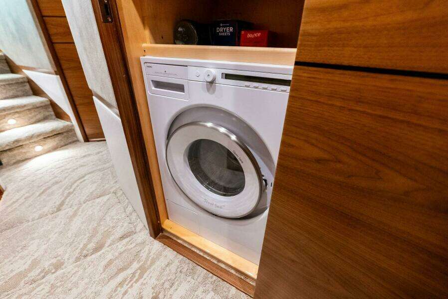 2023 Viking 64 Convertible- SIN PELO- Laundry
