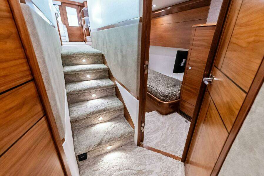 2023 Viking 64 Convertible- SIN PELO- Companionway