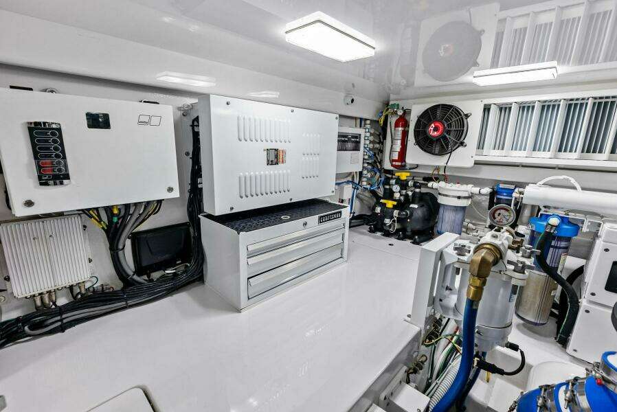 2023 Viking 64 Convertible- SIN PELO- Engine Room