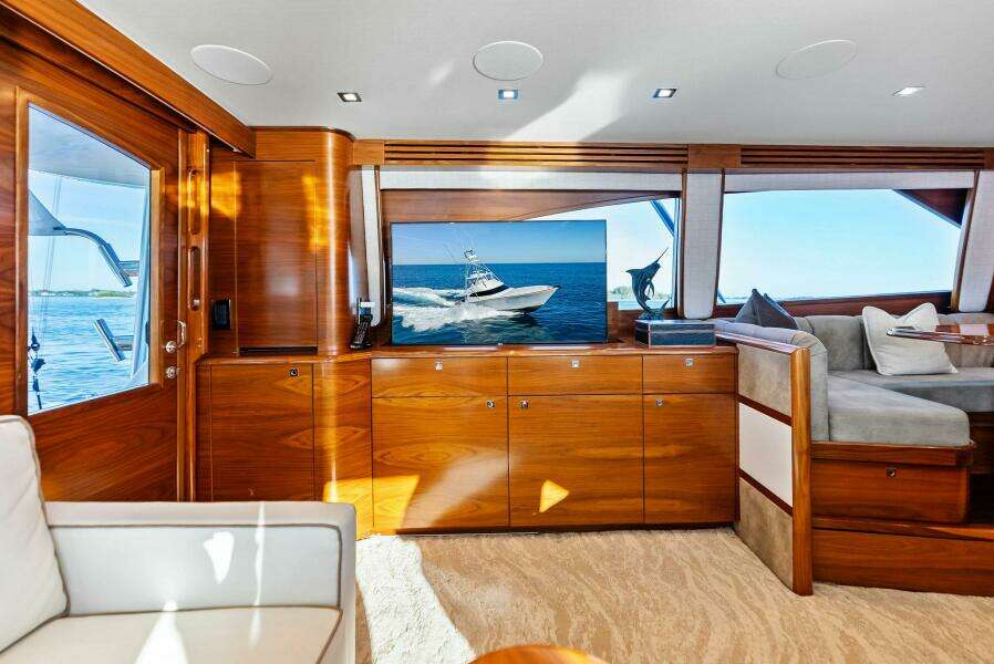 2023 Viking 64 Convertible- SIN PELO- Salon