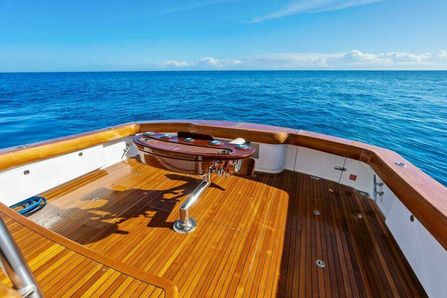 2023 Viking 64 Convertible- SIN PELO- Cockpit