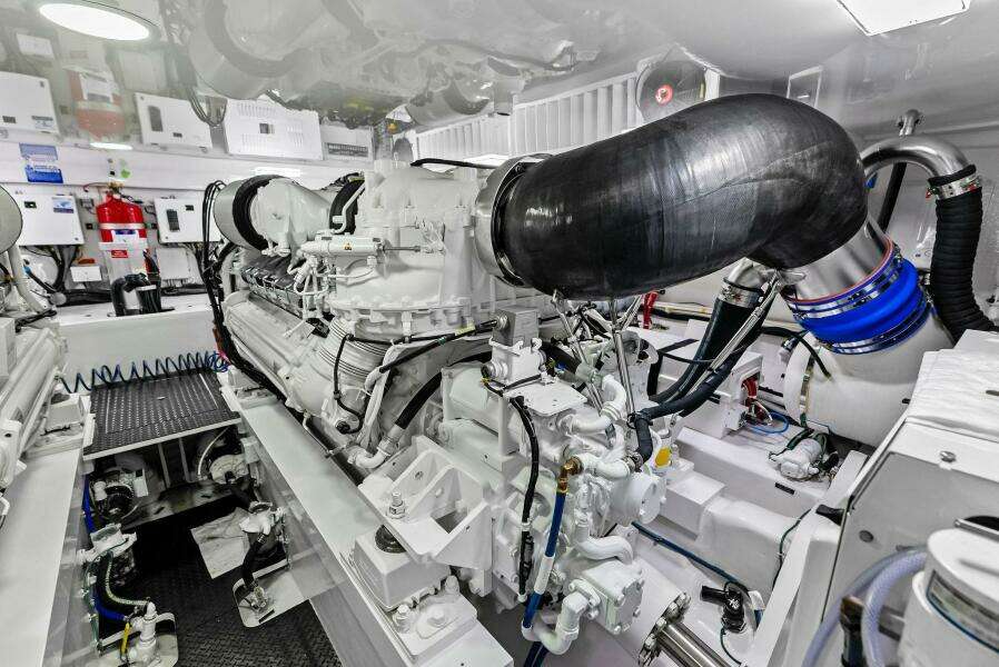 2023 Viking 64 Convertible- SIN PELO- Engine Room