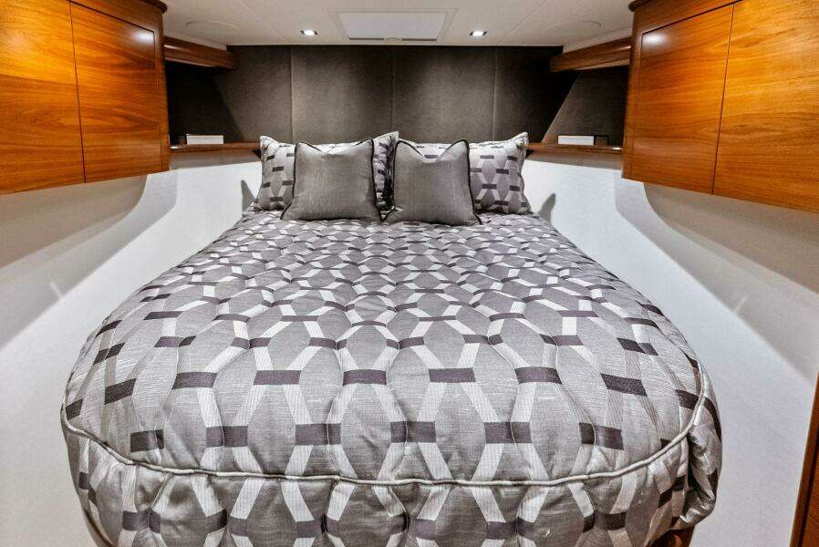 2023 Viking 64 Convertible- SIN PELO-Forward Stateroom