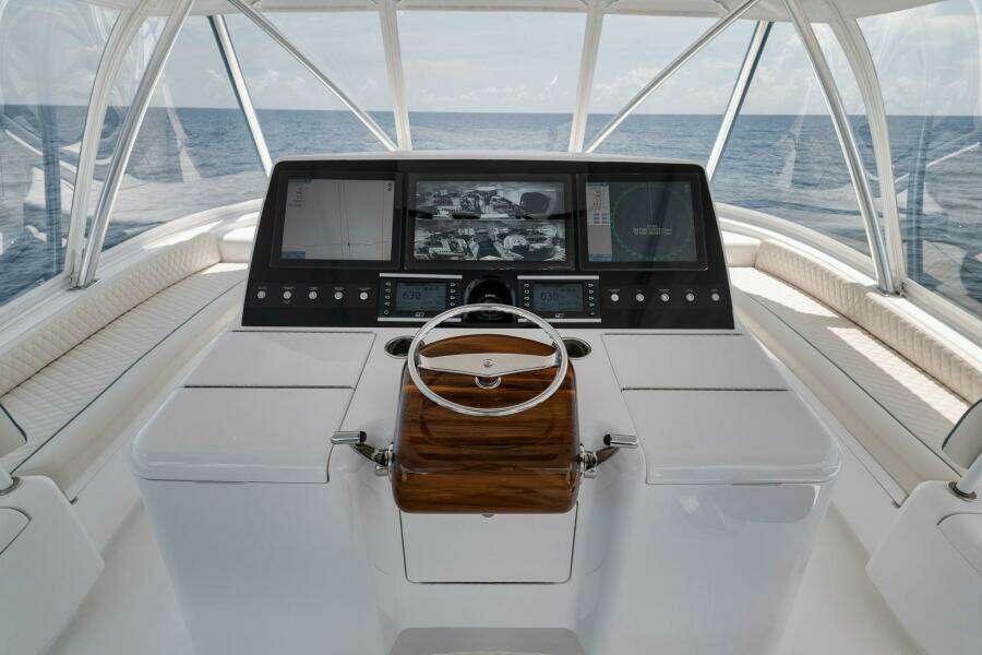 2023 Viking 64 Convertible- SIN PELO- Helm