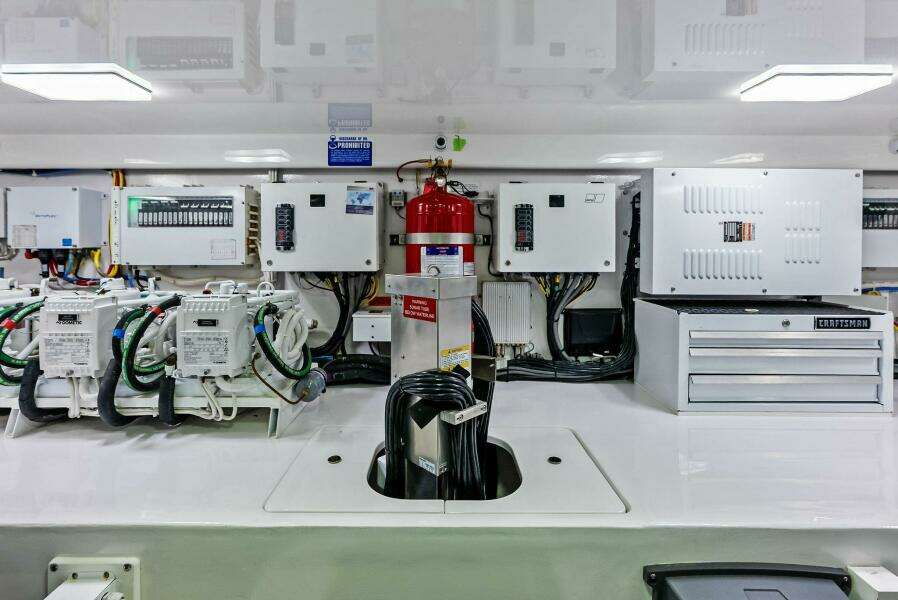 2023 Viking 64 Convertible- SIN PELO- Engine Room