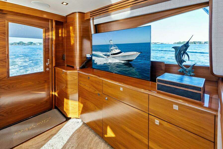 2023 Viking 64 Convertible- SIN PELO- Salon