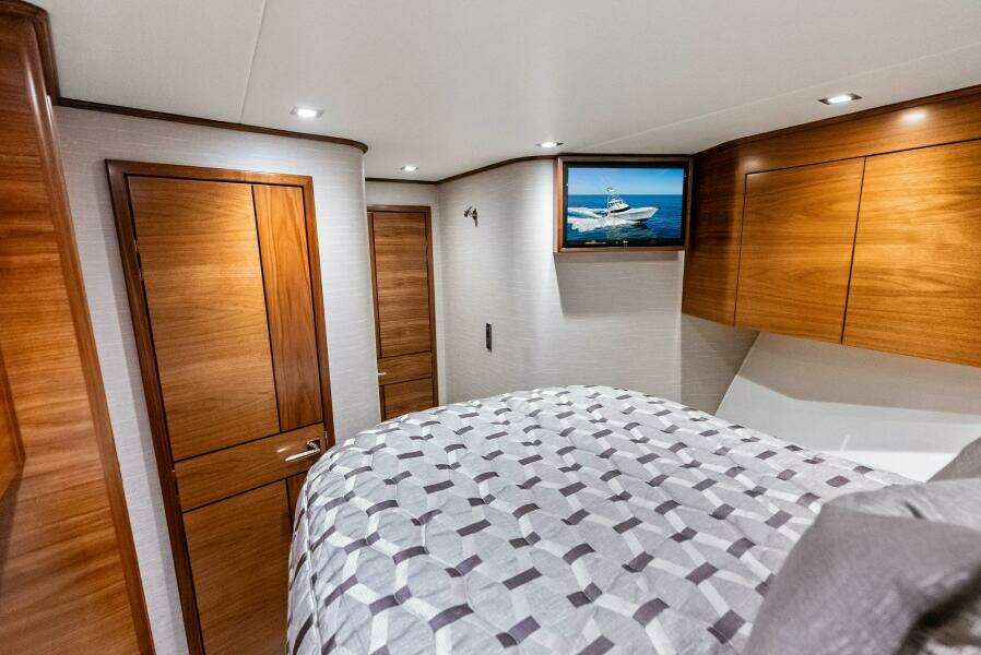 2023 Viking 64 Convertible- SIN PELO-Forward Stateroom
