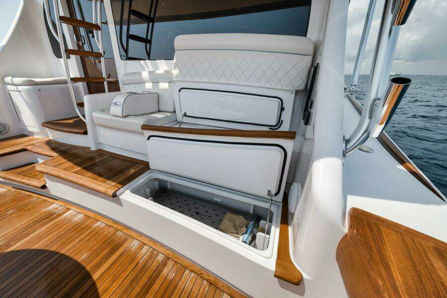 2023 Viking 64 Convertible- SIN PELO- Cockpit