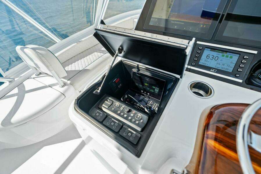 2023 Viking 64 Convertible- SIN PELO- Helm