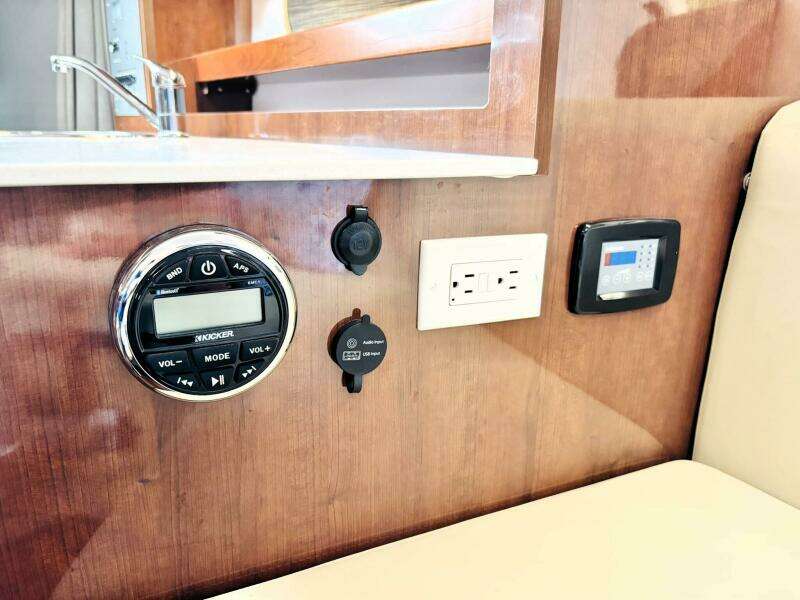 25ft Four Winns Yacht For Sale
