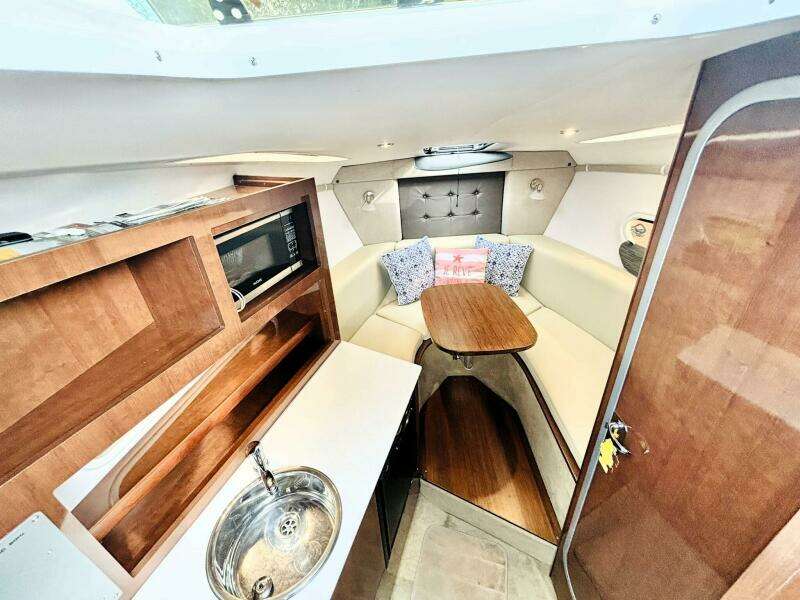 25ft Four Winns Yacht For Sale