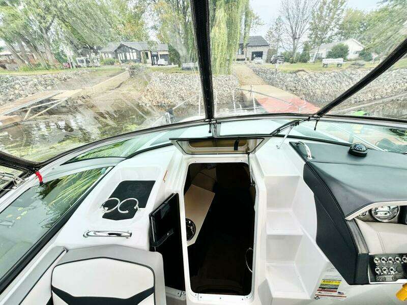 25ft Four Winns Yacht For Sale