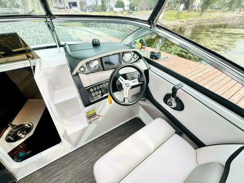 25ft Four Winns Yacht For Sale