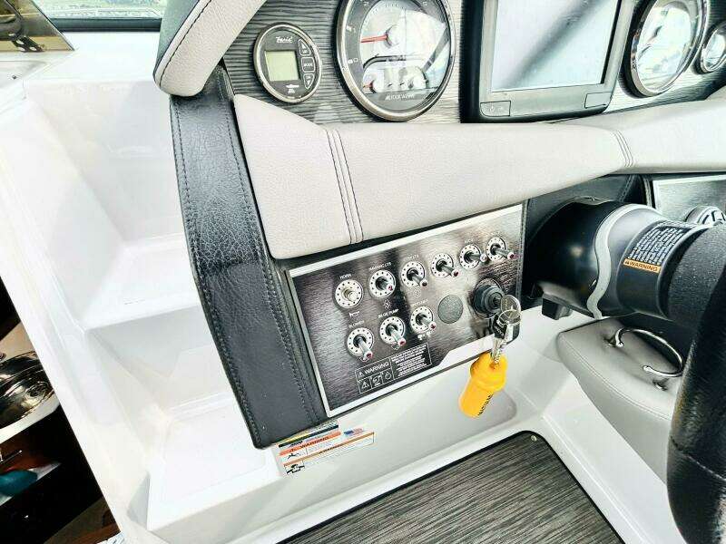 25ft Four Winns Yacht For Sale