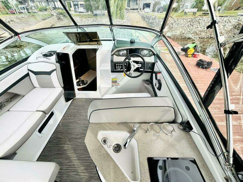25ft Four Winns Yacht For Sale