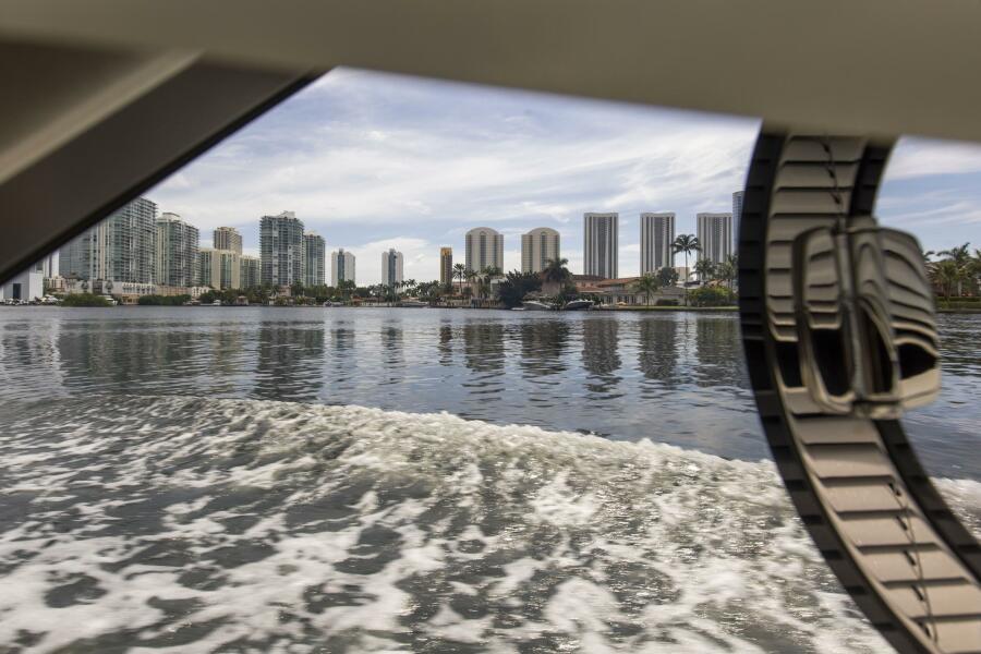 68' 2021 Sunseeker Manhattan