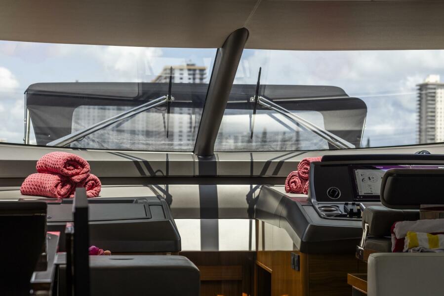 68' 2021 Sunseeker Manhattan