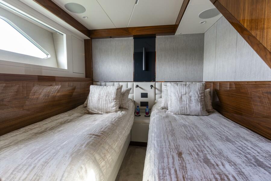 68' 2021 Sunseeker Manhattan