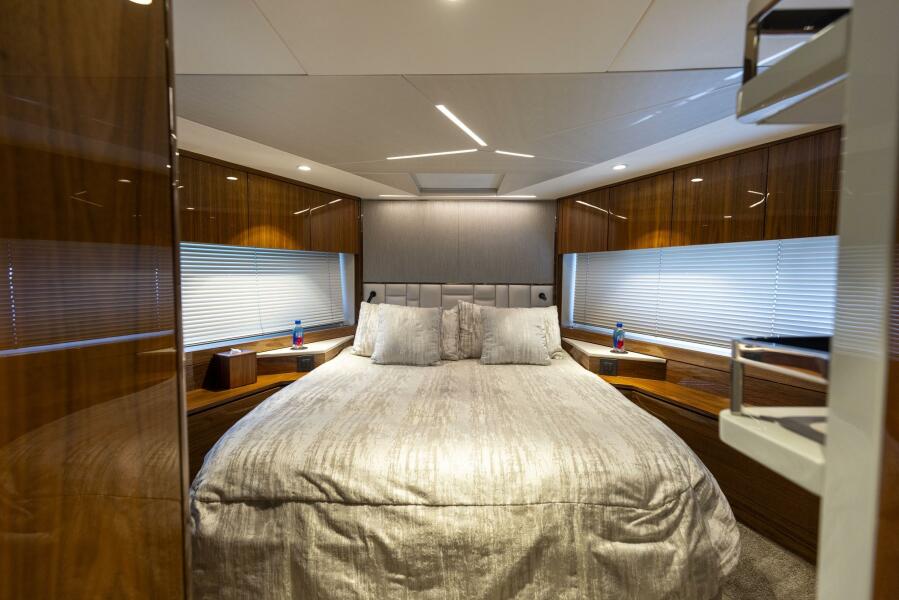68' 2021 Sunseeker Manhattan