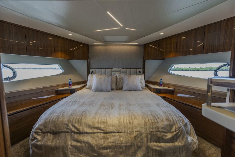 68' 2021 Sunseeker Manhattan