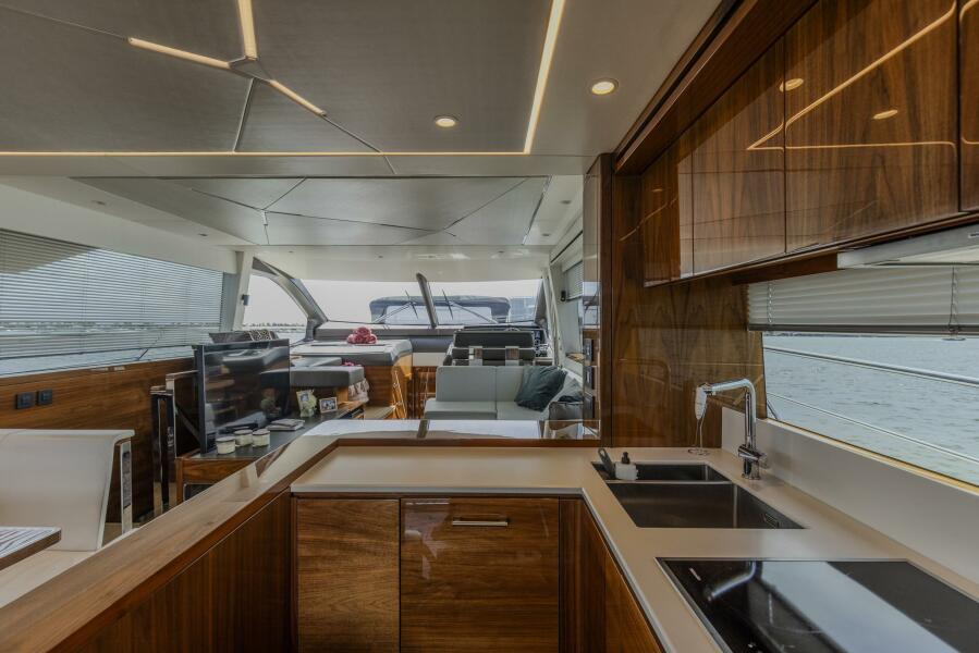 68' 2021 Sunseeker Manhattan