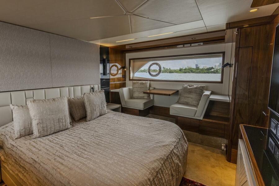 68' 2021 Sunseeker Manhattan