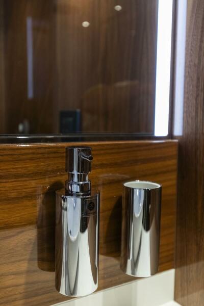 68' 2021 Sunseeker Manhattan