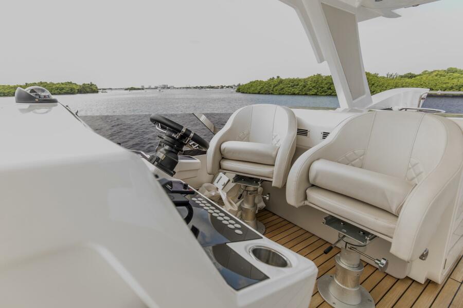 68' 2021 Sunseeker Manhattan