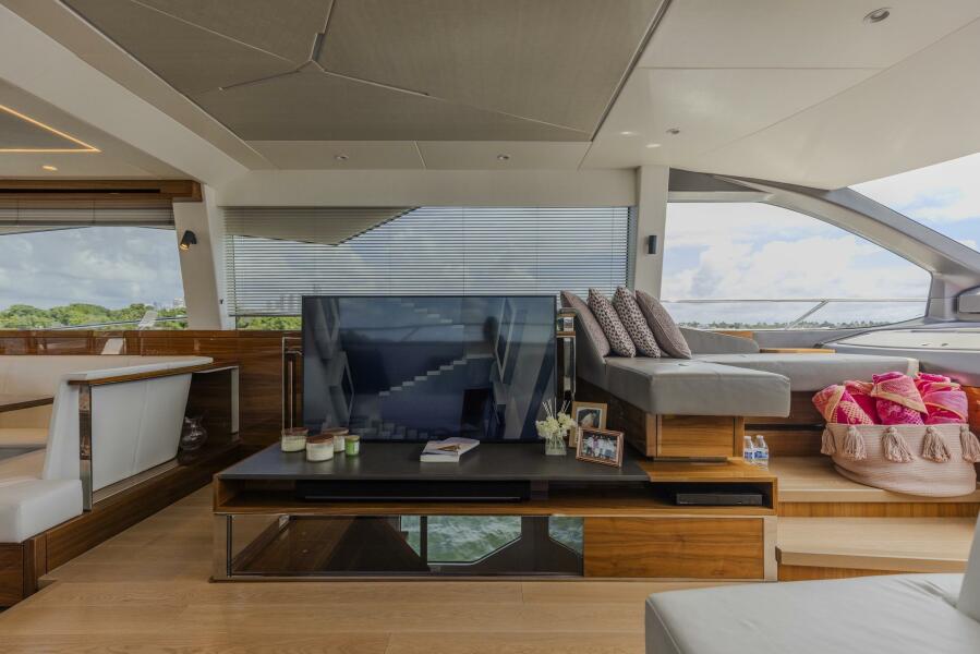 68' 2021 Sunseeker Manhattan