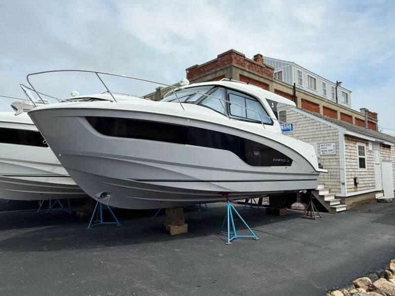 2025 BENETEAU Antares 9