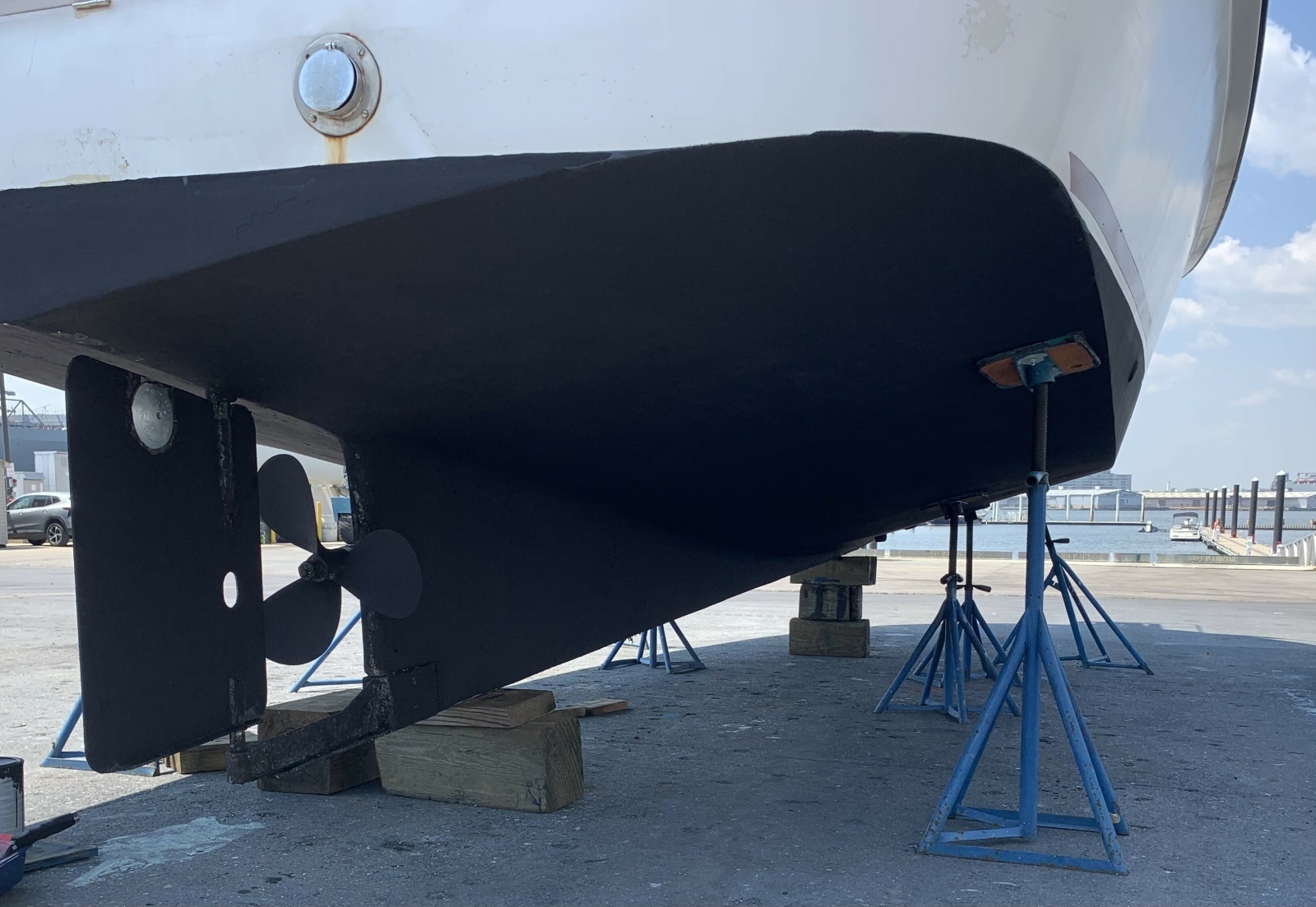 36' Kadey-Krogen hull bottom starboard aft