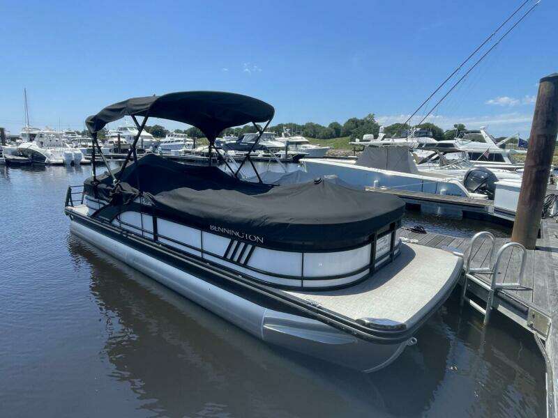 24ft Bennington Yacht For Sale