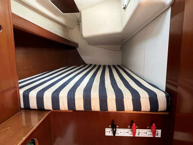 Mommick 35ft Beneteau Yacht For Sale